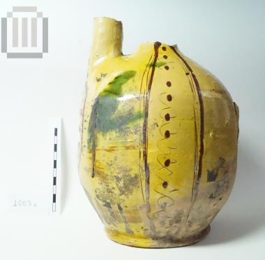 Vase of closed shape coated with glass