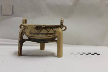 Τριποδικό δίωτο πήλινο σκεύος