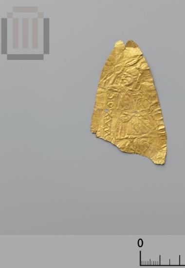 Τμήμα κίβδηλου χρυσού επιστόμιου ελάσματος με έκτυπη παράσταση και επιγραφή