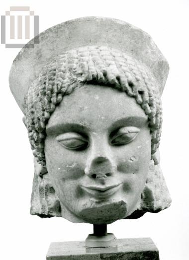 Κεφαλή κόρης με ψηλή στεφάνη