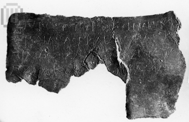 Oracular tablet with divination inscription