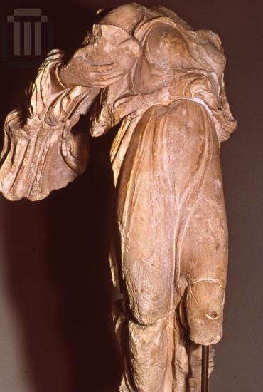 Άγαλμα Νίκης, ακρωτήριο αετώματος ναού Ασκληπιού.