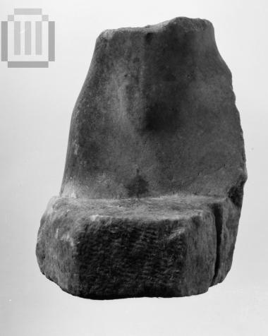 Τμήμα άκρου αριστερού ποδιού αγάλματος με τη συμφυή βάση του.