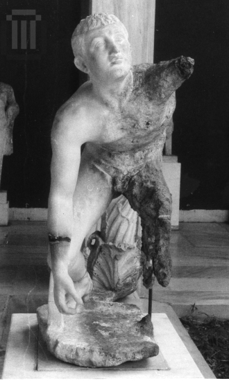 Άγαλμα γυμνού νέου, πολεμιστή ή αθλητή.Statue of a naked young  man, sodier or ahtlete.