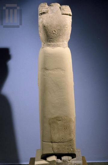 Άγαλμα γυναικείας μορφής δαιδαλικού τύπου.