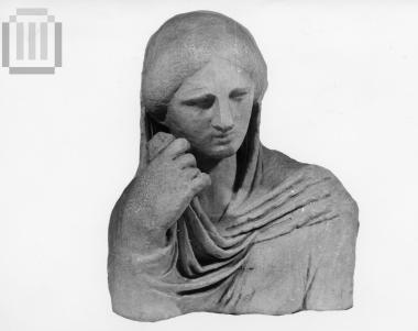 Τμήμα  επιτύμβιου γυναικείου αγάλματος.