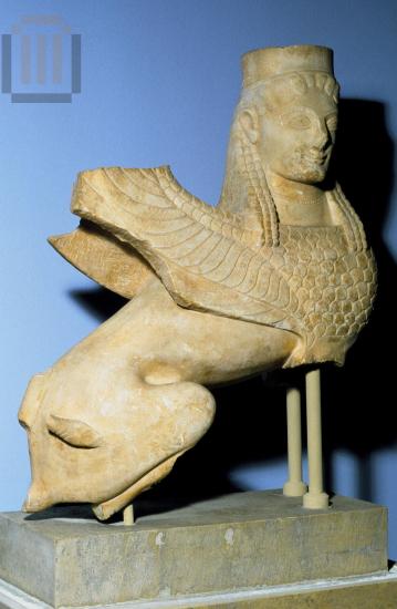 Άγαλμα σφίγγας, ως επίστεψη επιτύμβιας στήλης.