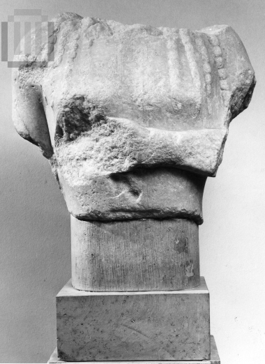 Κορμός γυναικείου αγάλματος.