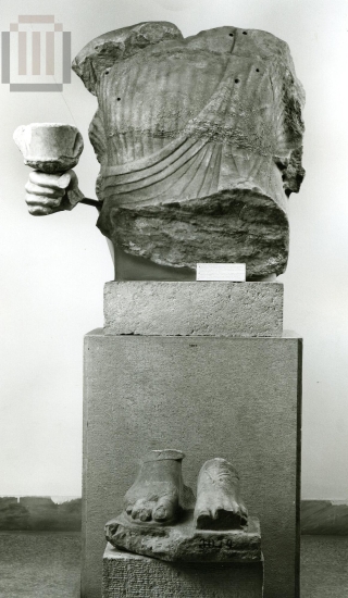 Τμήματα  από το υπερφυσικού μεγέθους άγαλμα καθιστού Διονύσου.