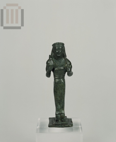 Αγαλμάτιο  κόρης σταμένης επί βάσεως.