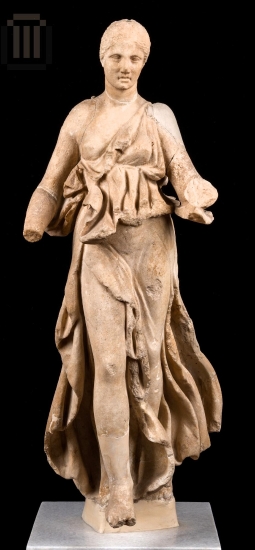 Αγαλμάτιο Νίκης, ακρωτήριο αετώματος.