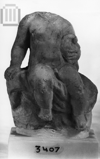 Αγαλμάτιο αγοριού, που κρατά χήνα.