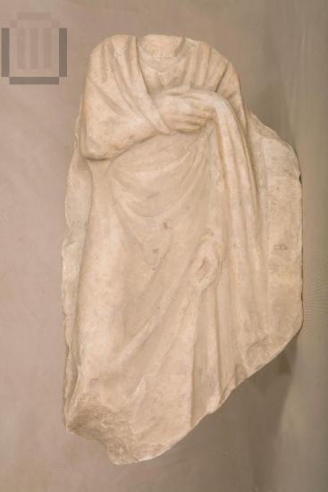 Κορμός αγαλματίου  γυναικείας μορφής.