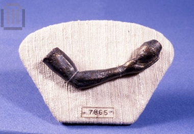 Δεξιό χέρι ειδωλίου, που κρατά ιατρικο΄ εξάρτυμα.