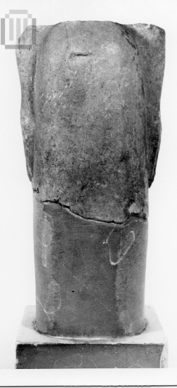 Τμήμα γυναικείου αγαλματίου από περιρραντήριο.