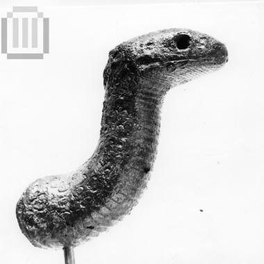 Ειδώλιο φιδιού από  τριποδικό υποστάτη.