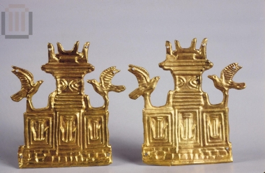 Χρυσό έλασμα σε σχήμα τριμερούς ιερού