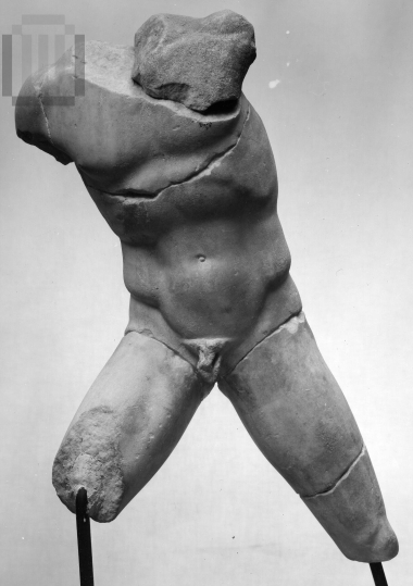 Κορμός και μηροί εναέτιας ανδρικής μορφής.