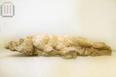 Ξαπλωμένος, γυμνός, πληγωμένος ή νεκρός πολεμιστής