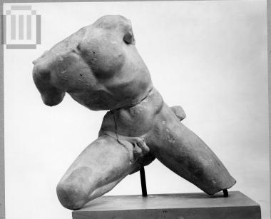 Εναέτιο άγαλμα πολεμιστή.