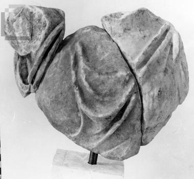 Άνω τμήμα κορμού εναέτιας γυναικείας μορφής.