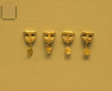 Χρυσά κοσμήματα με τη μορφή κρίνων.