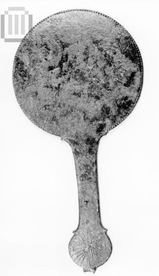 Κάτοπτρο με λαβή διακοσμημένη με εγχάρακτα ανθέμια και ρόδακα