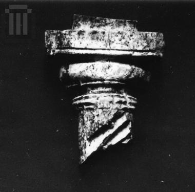 Ελεφάντινα ενθεματα με τη μορφη κιονίσκων.