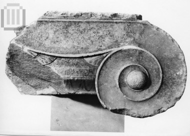 Τμήμα ιωνικού κιονόκρανου με γραπτή διακόσμηση