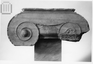 Ιωνικό κιονόκρανο από τον ναό της Αθηνάς στο Σούνιο.