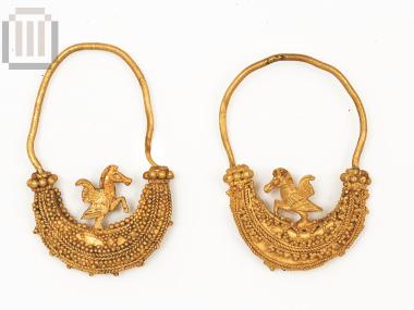 Ζεύγος χρυσών λεμβοειδών ταινιωτών ενωτίων