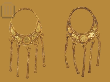 Χρυσά ενώτια με σχήμα ημισελήνου