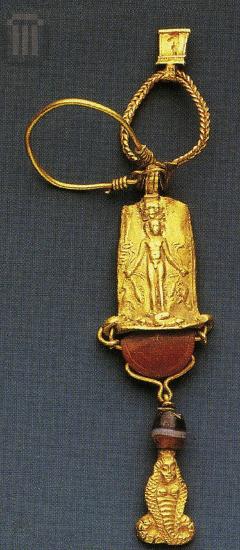 Εξάρτημα περιδεραίου-φυλακτηρίου με τον θεό Ώρο πάνω σε κροκοδείλους