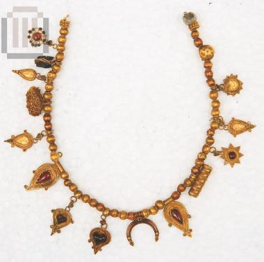 Χρυσό περιδέραιο.