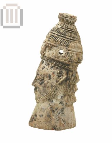 Ανάγλυφη κεφαλή πολεμιστή με οδοντόφρακτο κράνος.