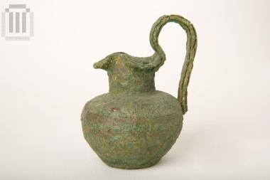 Χάλκινη τριφυλλόσχημη οινοχόη.