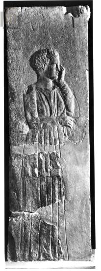 Παραστάδα επιτύμβιου ναΐσκου με δούλη