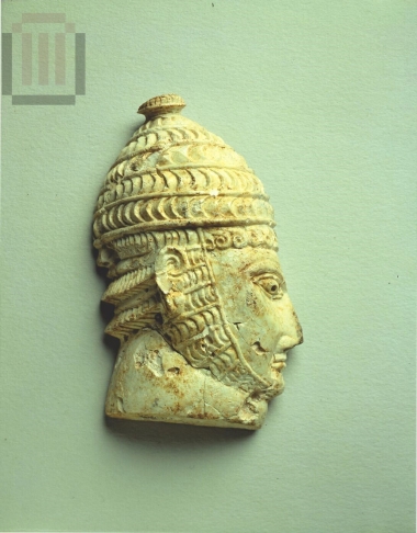 Ελεφάντινο πλακίδιο με κεφαλή πολεμιστή