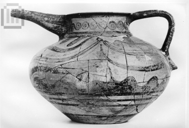 Γεφυρόστομη πρόχους με γραπτή διακόσμηση.