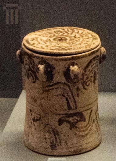 Ψηλή κυλινδρική πυξίδα.