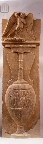 Επιτύμβια στήλη με ανάγλυφη λουτροφόρο και σειρήνα.