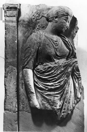 Απότμημα επιτύμβιας στήλης από τη Θρία.