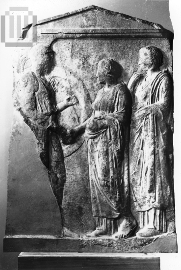 Επιτύμβια στήλη με δεξίωση οπλίτη και γυναίκας.