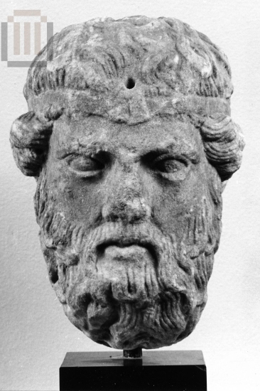 Κεφαλή γενειοφόρου θεού από ερμαϊκή στήλη