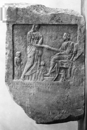 Επιτύμβια  ενεπίγραφη  στήλη με ανάγλυφο.