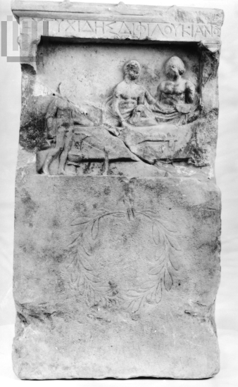 Επιτύμβια  ενεπίγραφη  στήλη με ανάγλυφη σκηνή.