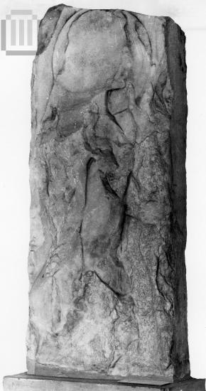 Τμήμα επιτύμβιας στήλης με παράσταση αθλητή.