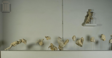 Τμήματα συμπλέγματος πολεμιστή και γυναίκας από αέτωμα.