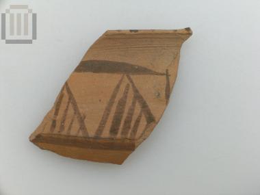 Θραύσμα από το χείλος και τον ώμο αμαυρόχρωμης φιάλης.