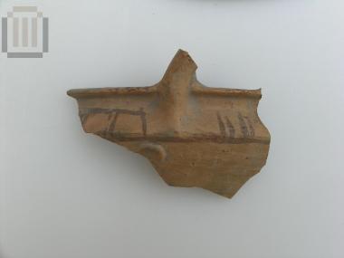 Θραύσμα από το χείλος και το σώμα καλαθόσχημης φιάλης.